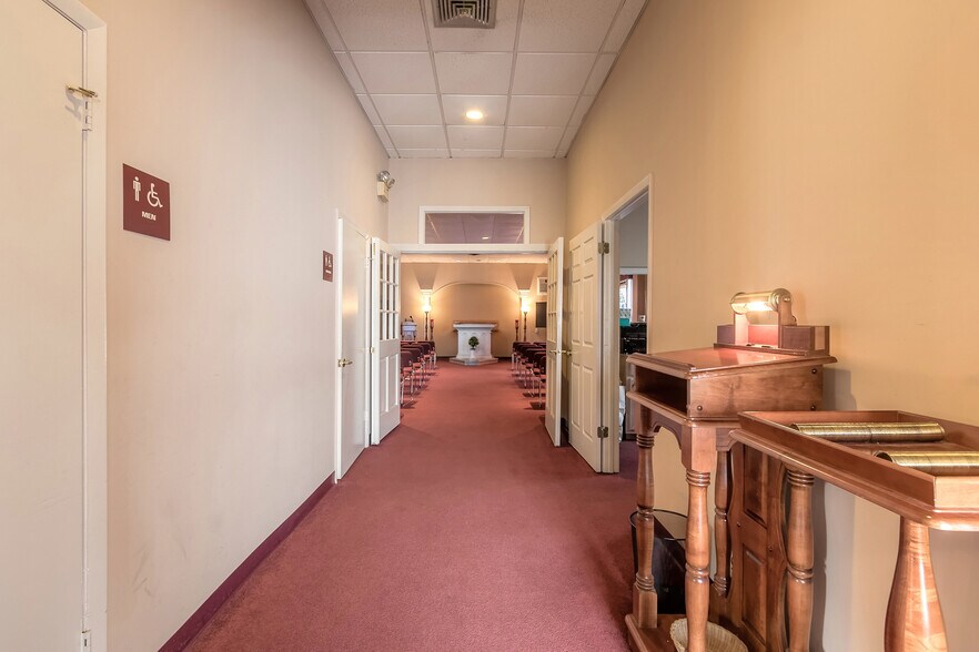 More Photos Of 1036 Derbyshire Rd, Daytona Beach Office For Sale