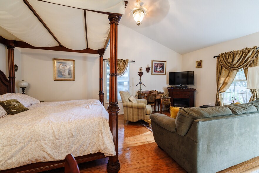 More Photos Of 215 E French Ave, Orange City Hospitality For Sale