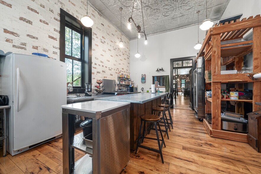 More Photos Of 411 E Front Ave, Chester Hotel For Sale