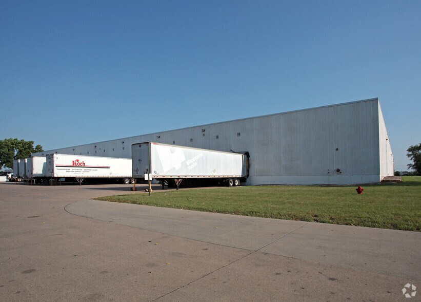 More Photos Of 21560 Grenada Ave W, Lakeville Distribution For Lease
