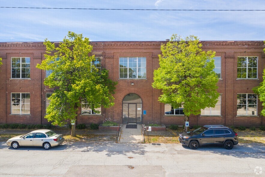 More Photos Of 2701 Deborah Ave, Zion Warehouse For Lease