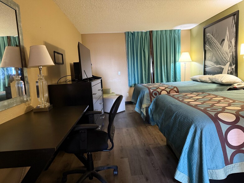 More Photos Of 2601 E 12th St, Mendota Hotel For Sale