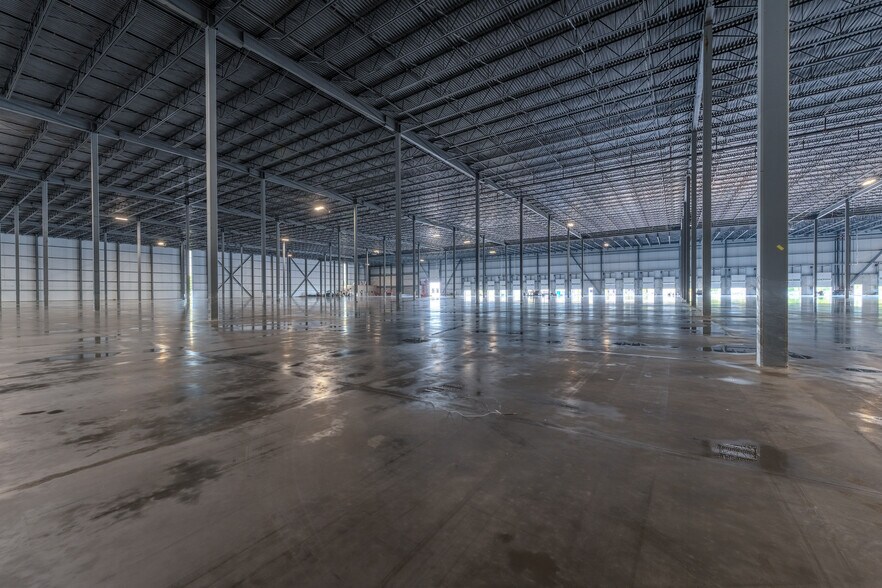 More Photos Of 151 Garden Ave, Brantford Distribution For Lease