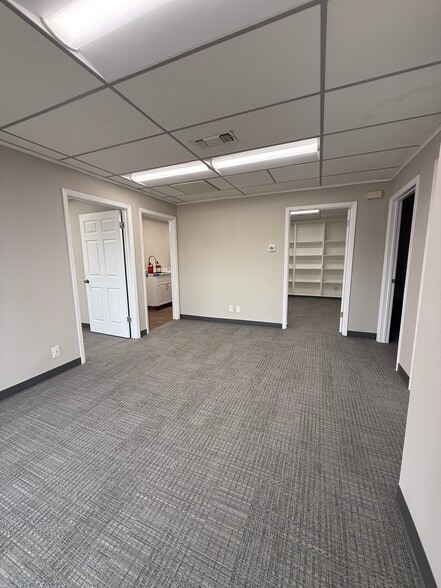 More Photos Of 1018 W Main St, Arlington Office For Lease