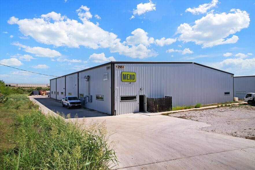 More Photos Of 12951 Wright Rd, Austin Distribution For Lease