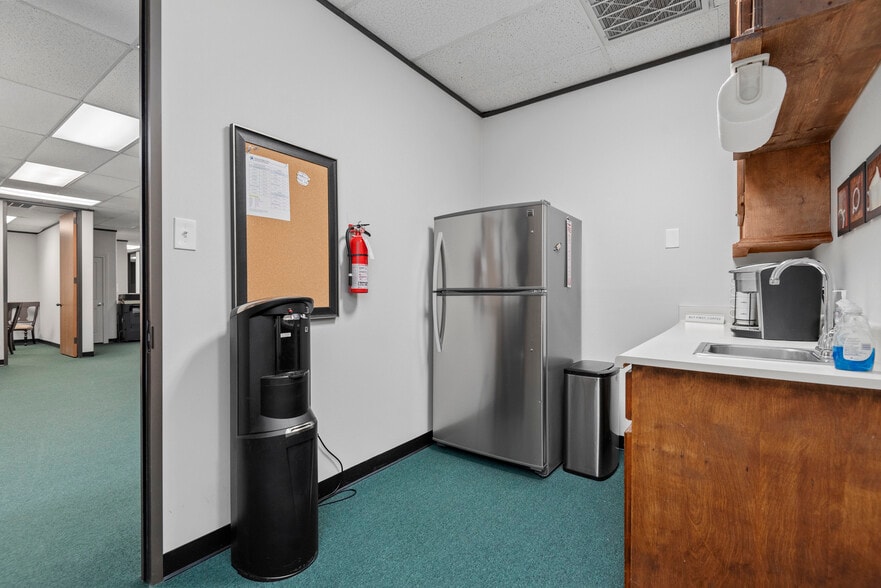 More Photos Of 1214 Stonehollow Dr, Kingwood Office For Sale