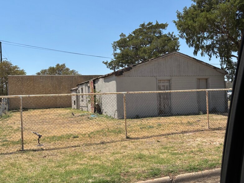 More Photos Of 518 E 34th St, Lubbock Bar For Sale