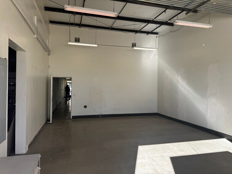 More Photos Of 7620 N Hartman Ln, Tucson Research And Development For Lease