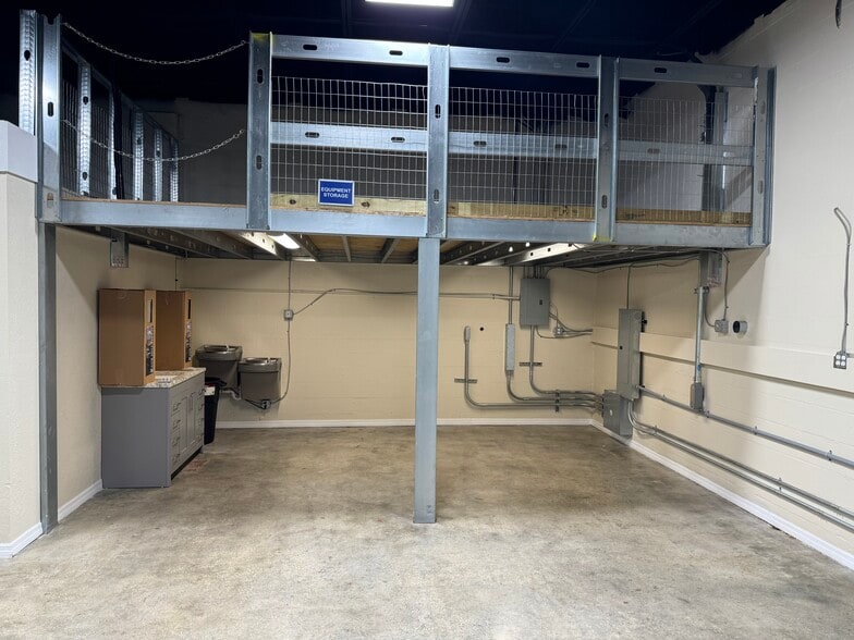 More Photos Of 1975 3rd Ave S, Saint Petersburg Storefront For Lease