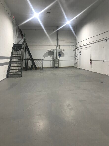 More Photos Of 885 W Liberty St, Medina Light Distribution For Lease