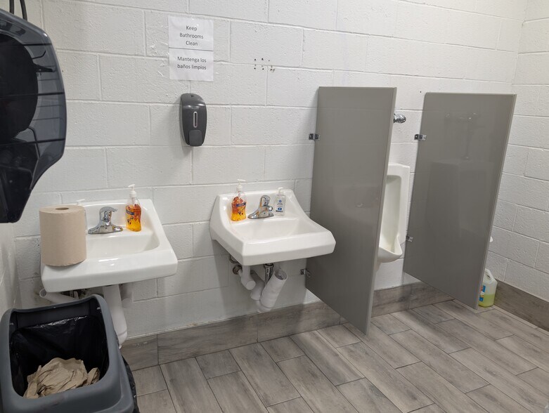 More Photos Of 40 3rd St, Walnutport Warehouse For Lease