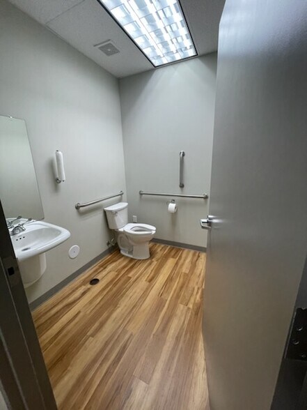 More Photos Of 2118 Vadalabene Dr, Maryville Medical For Lease
