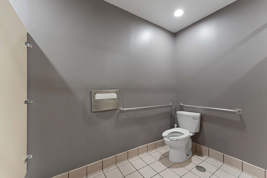 More Photos Of 6265 Van Nuys Blvd, Van Nuys Storefront For Sale