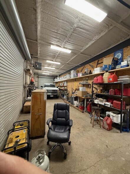 More Photos Of 504 N Breckenridge St, Ennis Warehouse For Sale