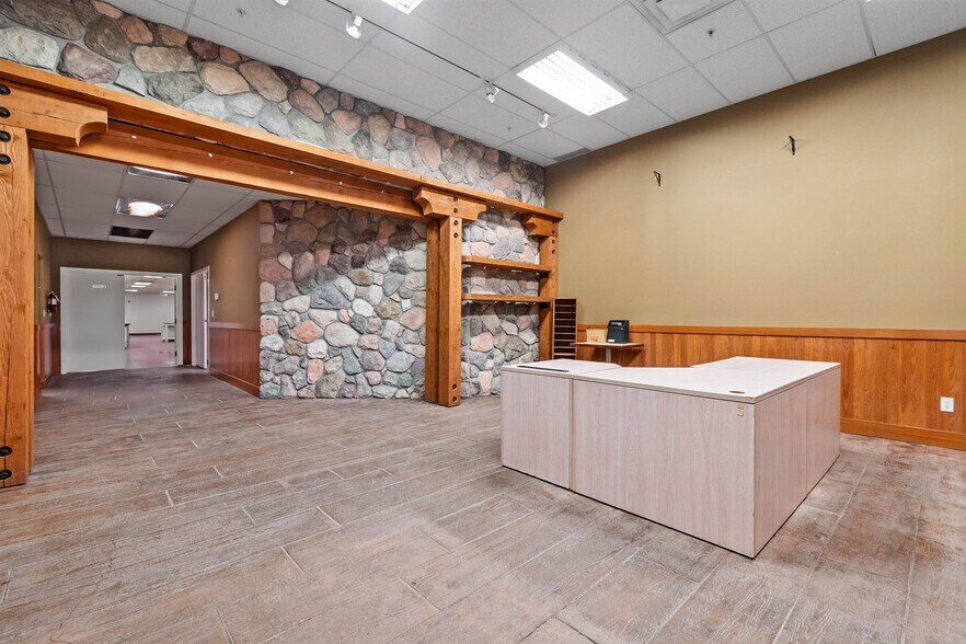 More Photos Of 46160 Fifth Ave, Chilliwack Service For Lease