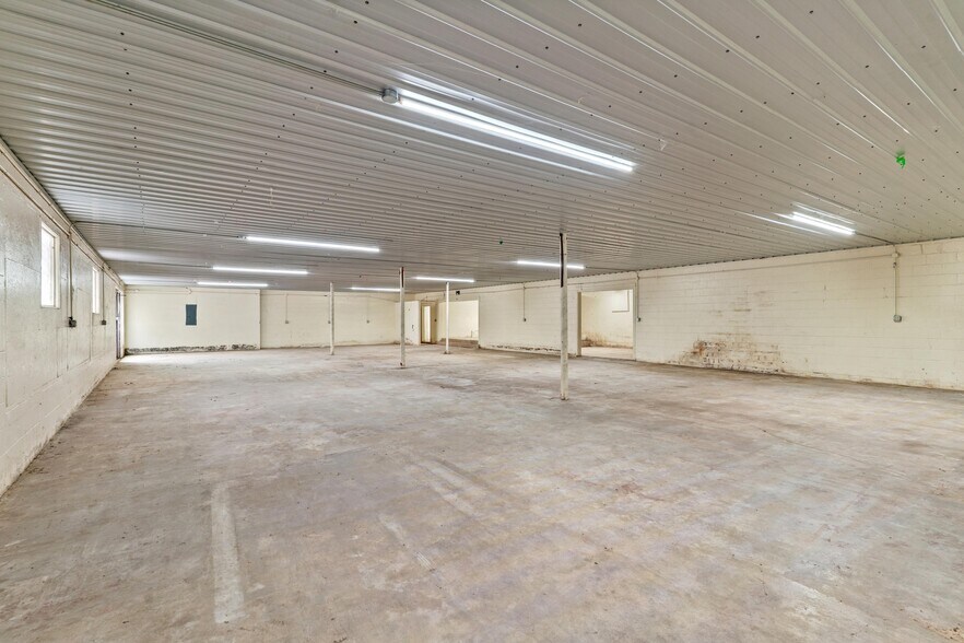 More Photos Of 1402 Riverbend Rd, Dalton General Retail For Sale