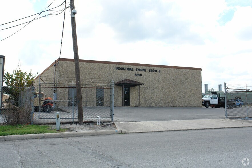 More Photos Of 5858 Bicentennial St, San Antonio Service For Lease