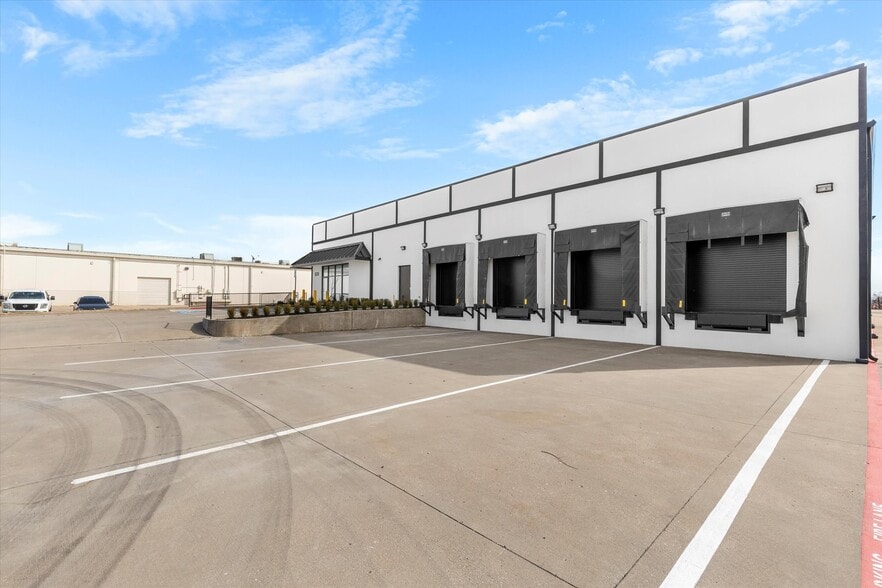 More Photos Of 820 S Central Expy, Anna Warehouse For Sale