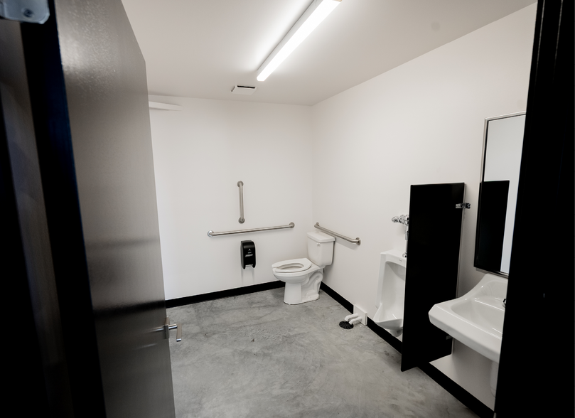 More Photos Of 220th Street & Highway 6, Gretna Service For Sale