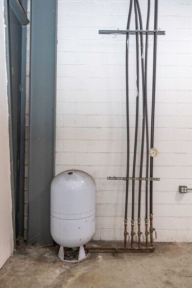 More Photos Of 4 Wilder Dr, Plaistow Warehouse For Lease