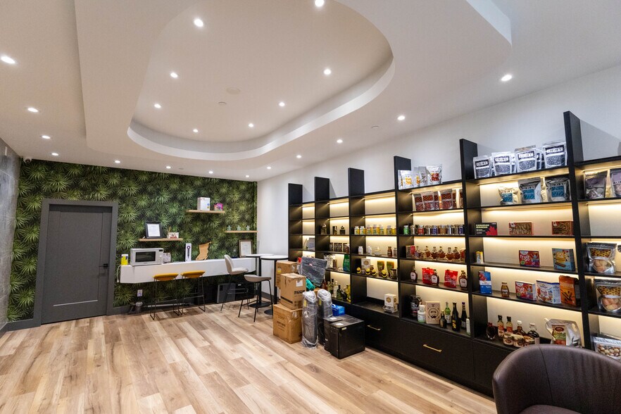 More Photos Of 3871 N Fraser Way, Burnaby Showroom For Sale