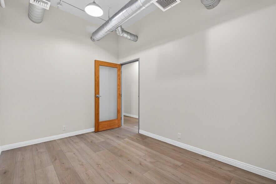 More Photos Of 10999 Riverside Dr, North Hollywood Loft Creative Space For Lease