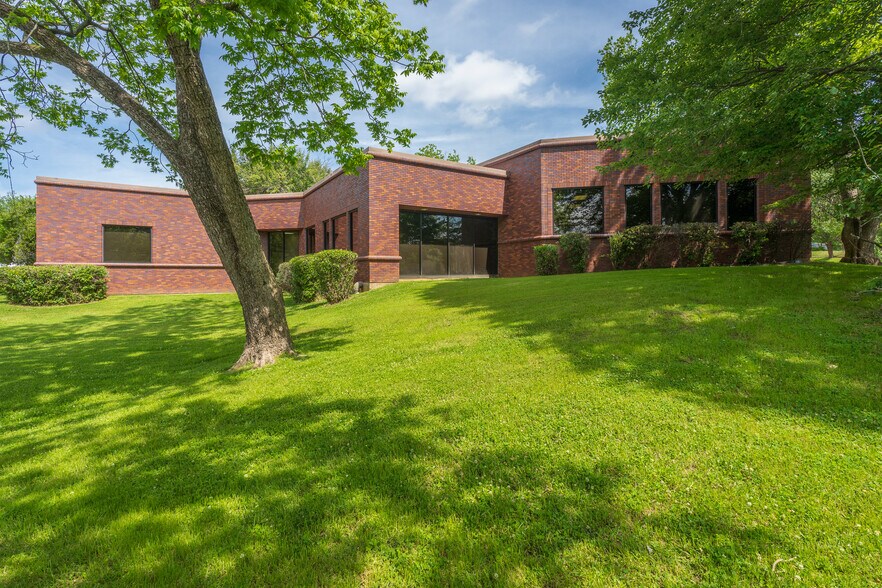 More Photos Of 400 W Houston St, Marshall Office For Sale