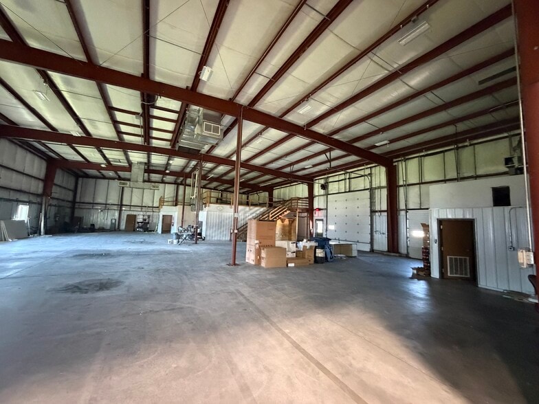 More Photos Of 3300 Commodity Ln, Green Bay Manufacturing For Lease