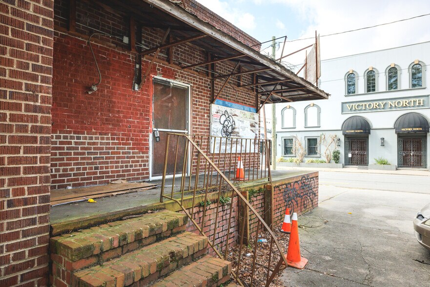 More Photos Of 15 W 43rd St, Savannah Restaurant For Lease