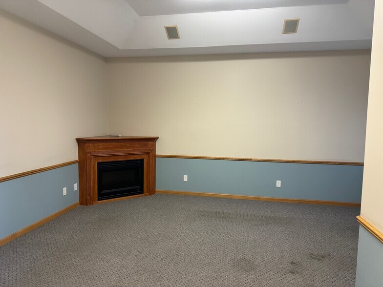 More Photos Of 3300 Commerce Dr, Dekalb Medical For Lease