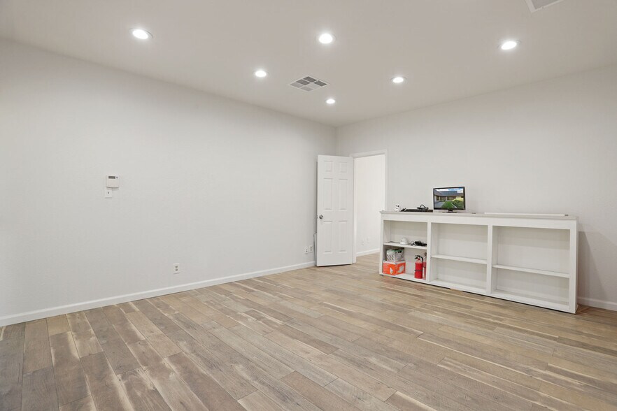 More Photos Of 5637 N Pershing Ave, Stockton Medical For Lease