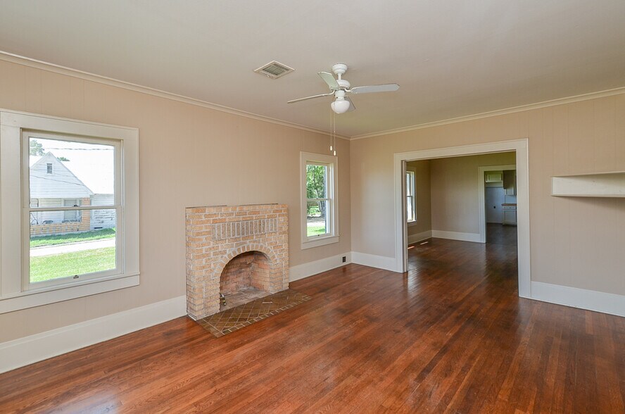 More Photos Of 404 W Main St, Bellville Office Residential For Sale