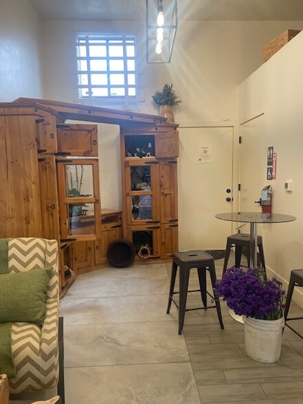 More Photos Of 407-413 E 19th St, Bakersfield Storefront For Sale