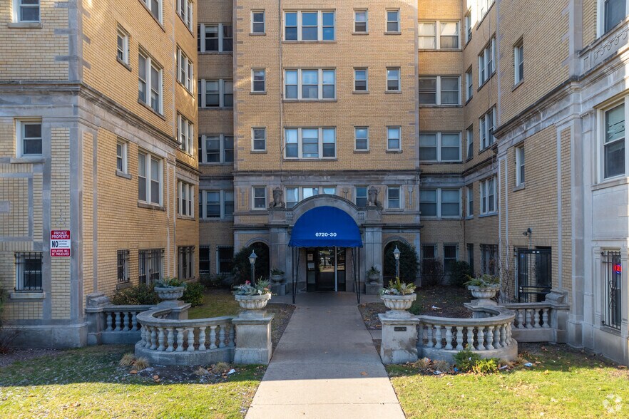More Photos Of 6720 S Jeffery Blvd, Chicago Apartments For Sale