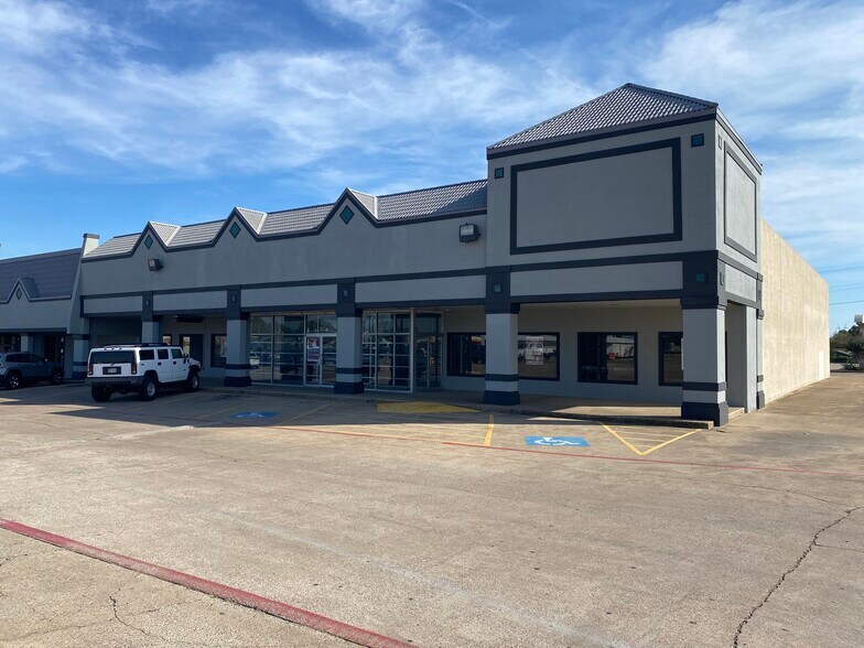 More Photos Of 400-460 E Main St, Crowley Storefront For Lease