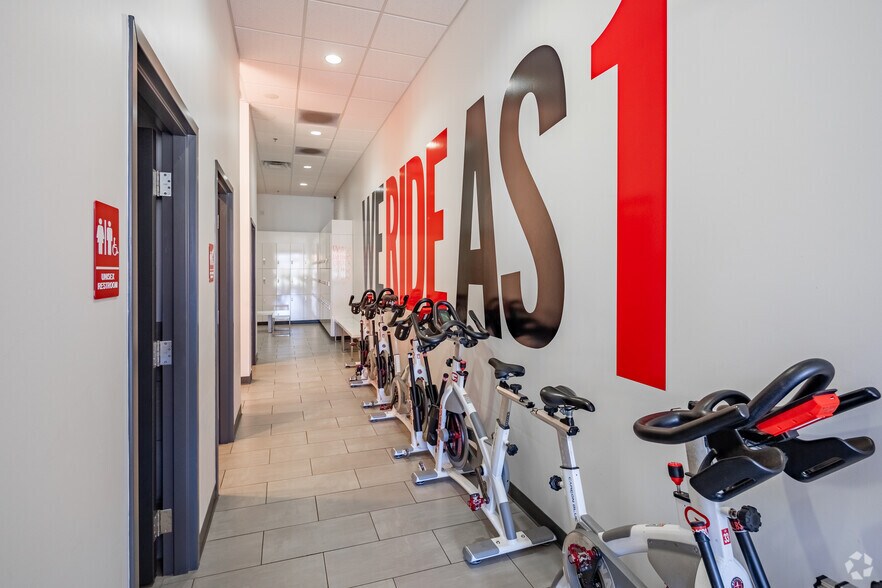 More Photos Of 1050 Glenbrook Way, Hendersonville Storefront For Lease