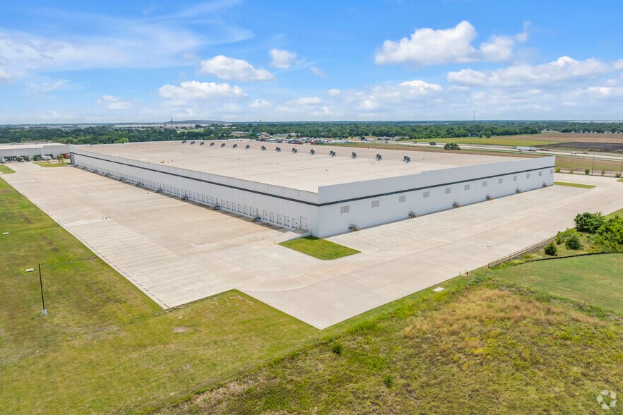 More Photos Of 601 Distribution Dr, Wilmer Distribution For Lease