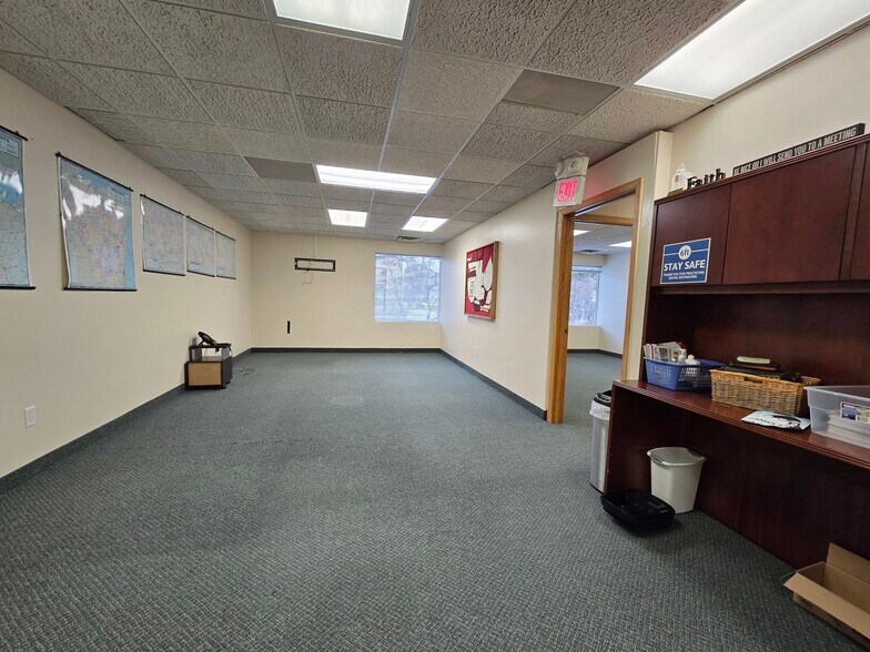 More Photos Of 5833 Pecan St, North Branch Office For Sale
