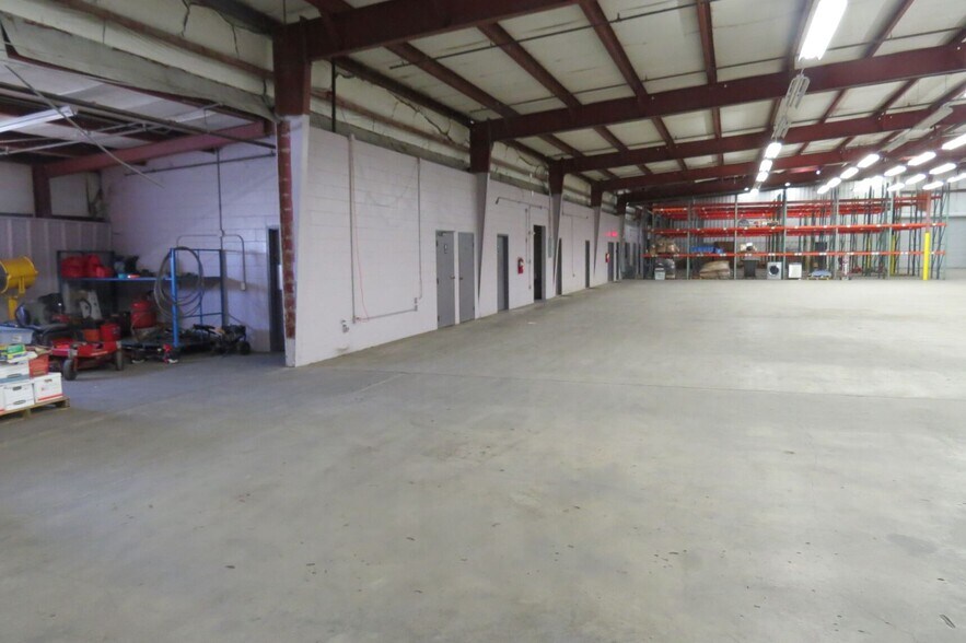 More Photos Of 2575 Front St, Cottondale Industrial For Lease