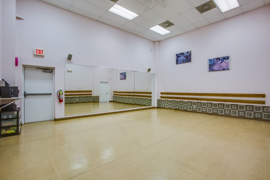 More Photos Of 1498 Central Park Blvd, Fredericksburg Freestanding For Sale