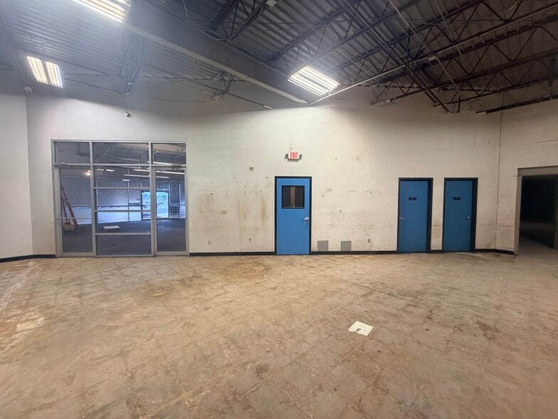 More Photos Of 9797-10161 E Admiral Pl, Tulsa Showroom For Lease