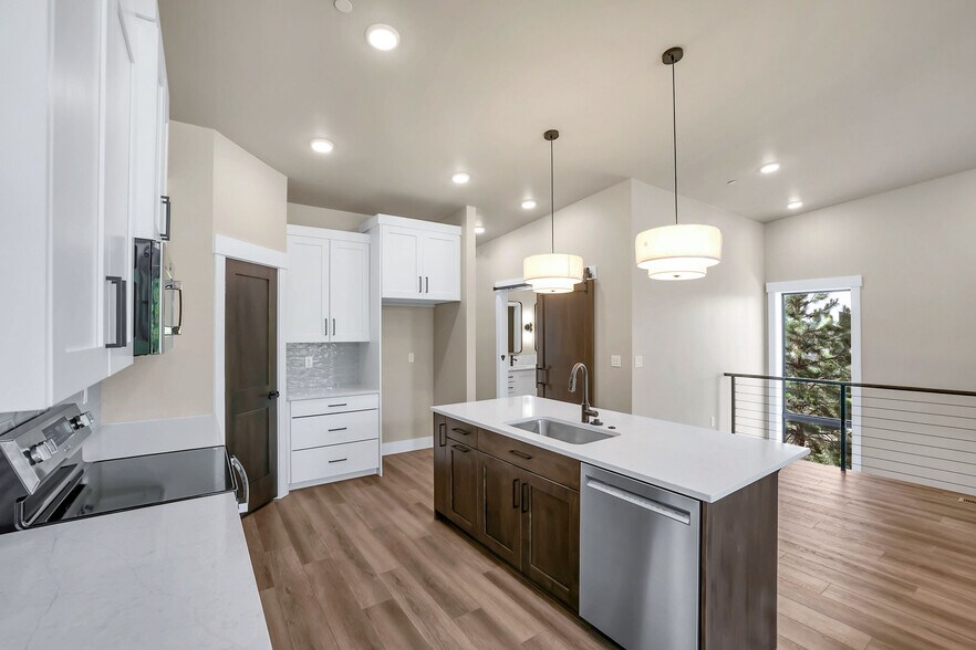 More Photos Of 217 Simmons St, Mccall Showroom For Sale