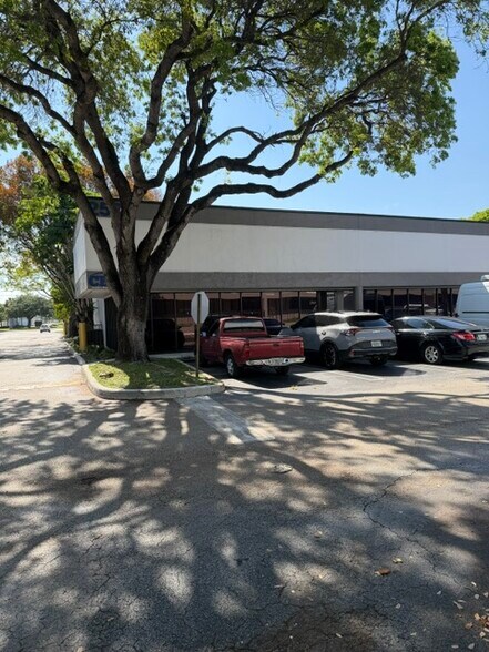 More Photos Of 2560 N Powerline Rd, Pompano Beach Showroom For Lease