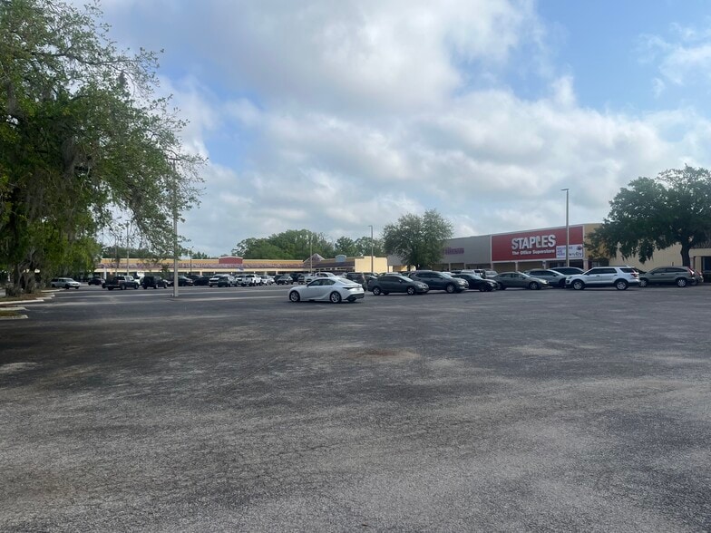 More Photos Of 1808-1914 James L Redman Pky, Plant City Unknown For Lease