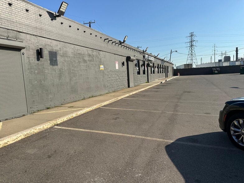 More Photos Of 465 S Schaefer Hwy, Detroit Freestanding For Lease
