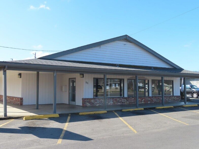 More Photos Of 771 W Stewart Ave, Medford Freestanding For Lease