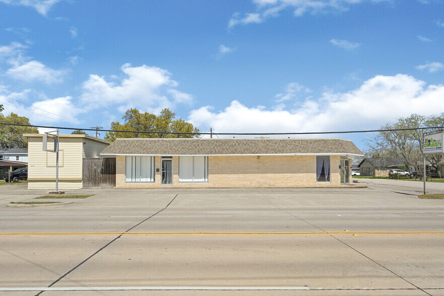 More Photos Of 2000 Cedar Dr, La Marque Freestanding For Sale