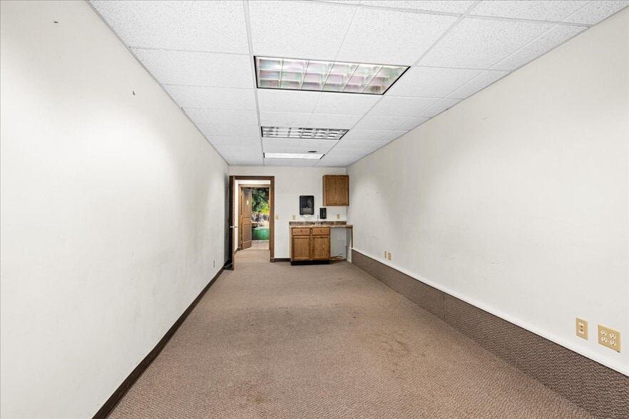 More Photos Of 1103 Avenue B, Cloquet Office For Lease