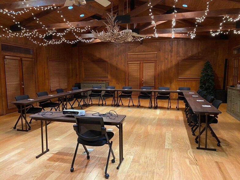 More Photos Of 205 SW Barnard St, Glen Rose Hotel For Sale