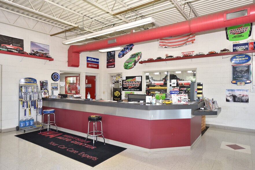 More Photos Of 820 W Sumner St, Hartford Auto Repair For Sale